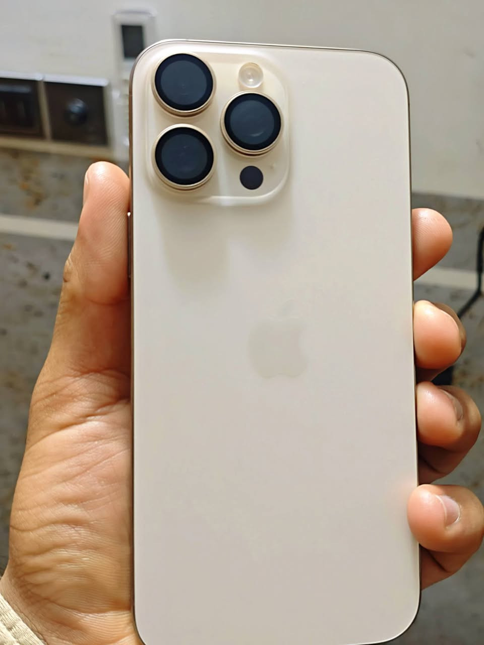 ايفون 16promaxلون الصحراوي المميز مستعمل يومين دبل شريحه الجهاز ماستر ***********
