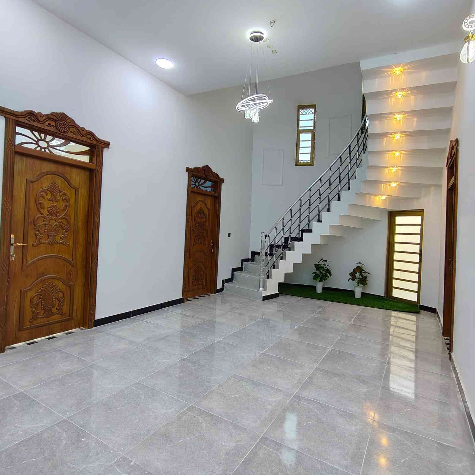 اسعد الله اوقاتكم بكل خير 💢 
احبتي متوفر دار سكن البيع المساحه 270متر🔷
بيت كلش حلو 
عنوان البيت البصره أبو الخصيب حمدان 🟥
قريب علا سايدين الداخلي حدود 1000متر موقع كلش راقي 🟥
طبعن البيت جديد وشقل 1/1

البيت يحتوي على 
3قرف منام 
2صالات
ديوان 
مطبخ حار وبارد 🔴
وصحيات داخليه وخارجيه ♦️
نوع العقار طابو زراعي عراقي 
سند 25💢
سعر البيت ب160اوبي مجال 
باقي الستفسار والنتصال علا 

***********
