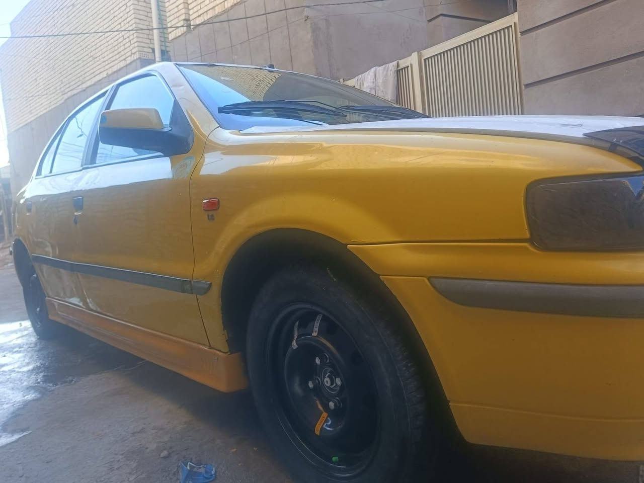 سلام عليكم شباب سمند موديل 2009
 رقم بغداد الماني سنويه 2029شرط تحويل مصفره هيئه غرمات
مكينه وكير فرنسي 2000 قطره بنص مكفولات
 وصدر امامي خلفي جديد تخم تاير جديد مدوشمه كاعيه جلد تنته لايلون دوشمه عام سياره خير من الله سياره تبريد شغال عوزه بس كهربايات للفان فقط مكفوله من ضربه صبغ تبديل عده بارد بل باب خلفي الايمن فقط وهاي صوره كدامك مال اليوم حته فيديو مصوره لتوضيح شوفهن و قتنع وتصل وبيك خير ودلل سعره 29 وبيه مجال بسيط اليحب يتصل *********** مكاني بغداد العبيدي
