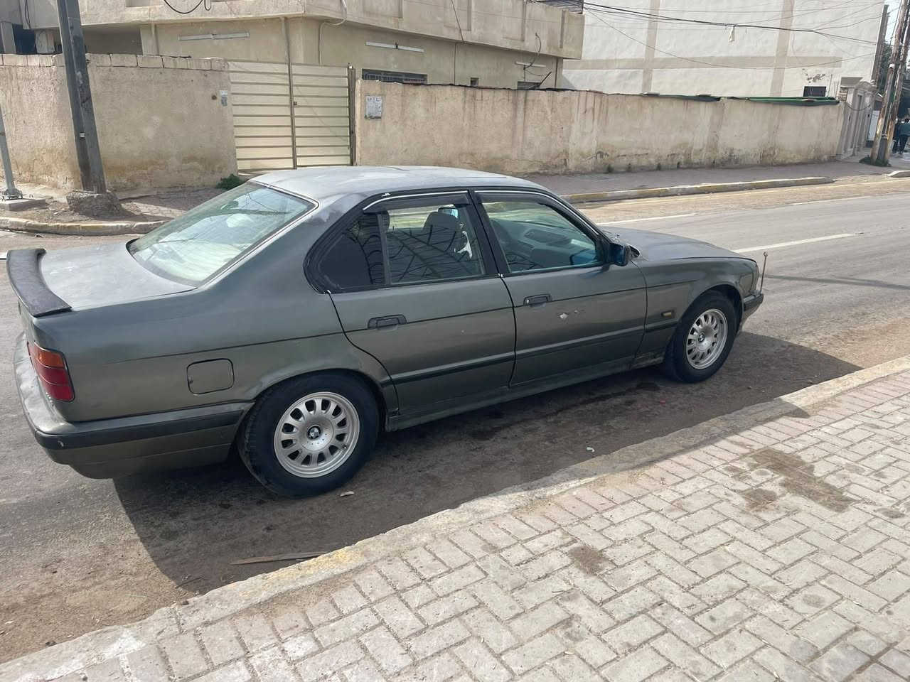 السلام عليكم بي أم موديل91
اللون فيلي رقم ديالئ مشروع وطني السياره باسمي تحويل ثاني يوم 
السياره نظام أوربي يعني بدون تبريد بس تتحور منضومه كامله 
حداديه وصدر كله كله جديد سياره
تخم تاير جديد 
كهربائيات كله جدد وشغاله 
كير ومحرك مال حاويه بيه كير جديد ومكينه خير من الله 
بيه فتحه سقف شغاله 
مكانه بغداد الدوره ابو دشير 
السياره ما اعرف شنو بيه ضربه الله شاهد لان هيه صارله 30 سنه بالشارع هو ما اسئل عل ضربه 
السعر 33 وبيه مجال لل شراي 
***********رقم الهاتف  
متواجد عل فيس
