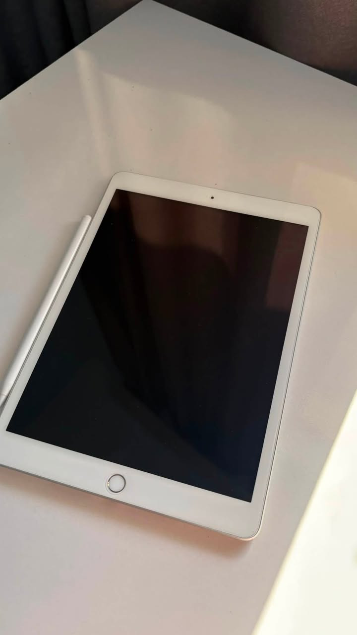 للبيع | iPad الجيل الثامن 128GB 📱✨

للبيع آيباد الجيل الثامن، بحالة ممتازة ونظيف جدًا.

🔹 السعة: 128GB
🔹 اللون: فضي
🔹 الحالة: 90%
🔹 يعمل بكفاءة عالية، بدون أي مشاكل
🔹 تم تحديثه إلى أحدث إصدار
🔹 الشاشة والبطارية بحالة جيدة
🔹 يأتي مع القلم 

💰 السعر: (250)وبي مجال
📍 الموقع: (كركوك)

للتواصل والاستفسار ***********. الجاد فقط، والله يبارك للجميع
