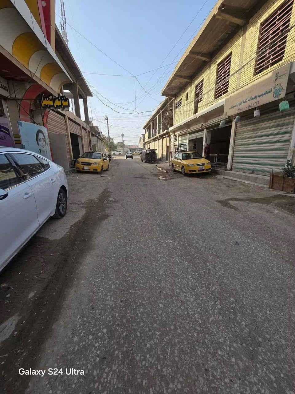 بيت لبيع بشارع المطارالجديدبشارع السبيس على الشارع البيت المساحه ١٤٠متر مربع يحتوي على غرفه وصاله ومطبخ وستقبال وطارمه ومكشوفه وصحيات السعر ٧٢ للستفسار ***********مكتب بركات ام البنين قرب اسواق فدك مقابيل شارع السبيس البيت يصلح عياده او مجمع موقع راقي
