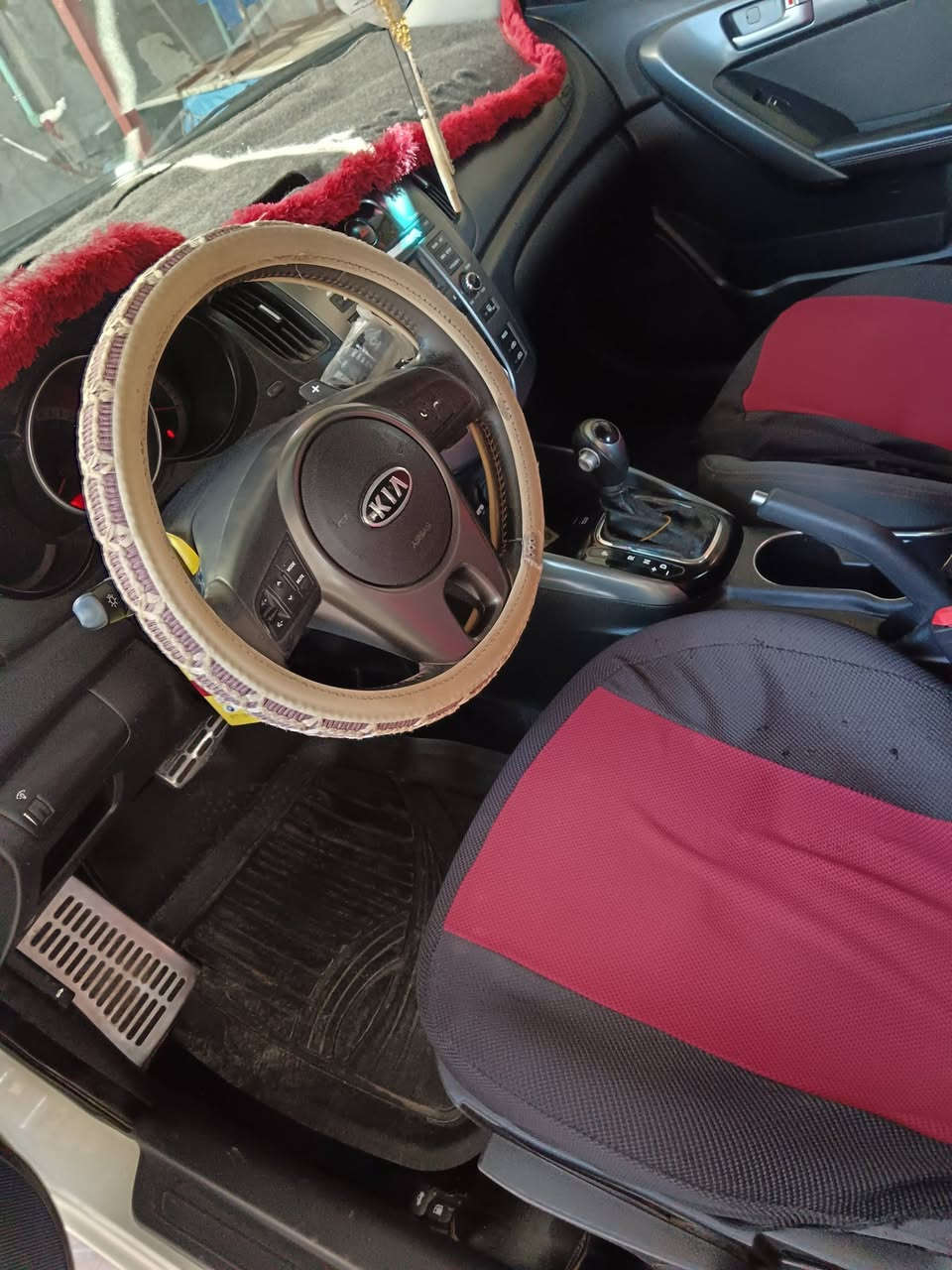 سلام عليكم متاح كيا سيراتو موديل ١٢ لبيع ماشيه ١٥٦ الف سونرهه موجود بصور فقط بخ بدون معجون  فول مواصفات مابيه نقص دينار متصرف عليهه للاستفسار
***********
