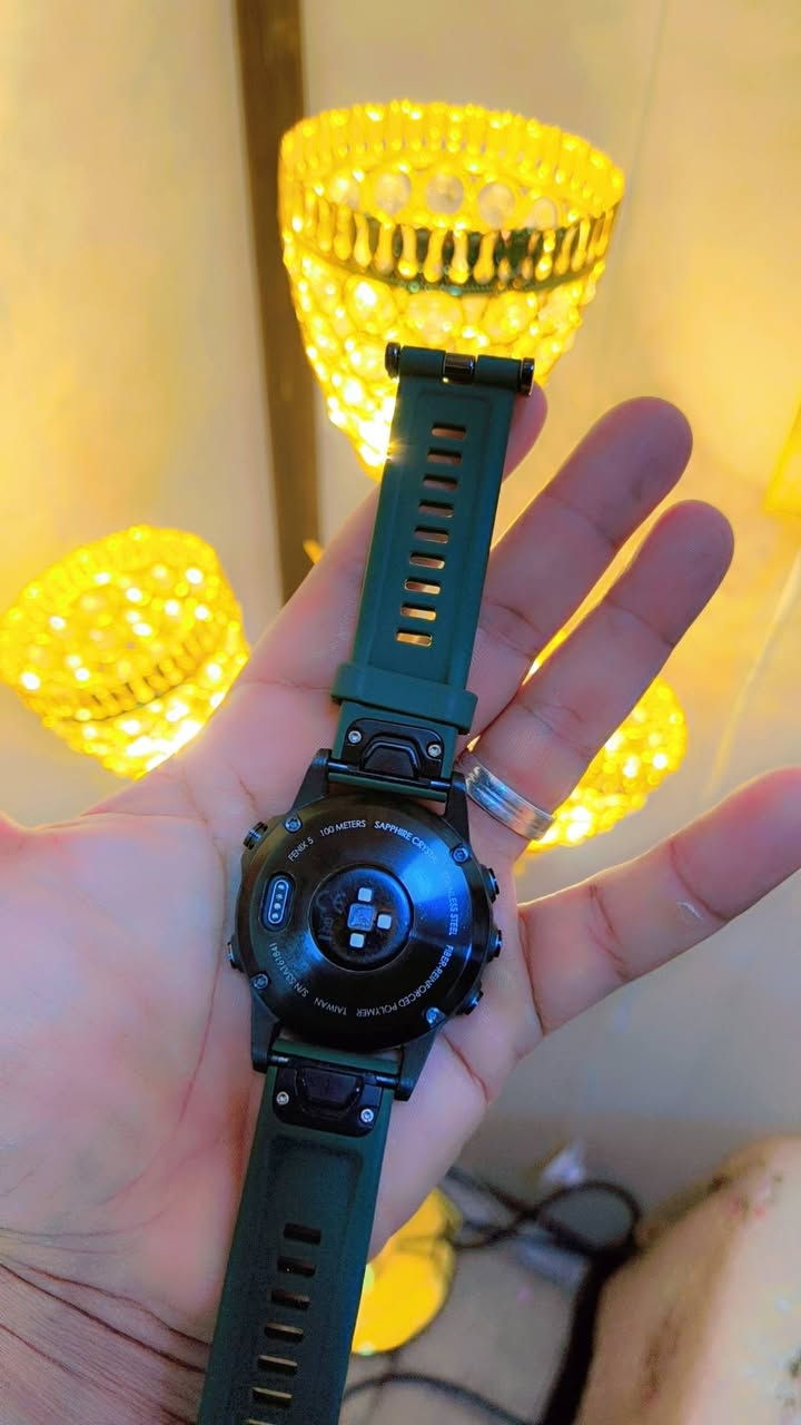 المواصفات التفصيلية الكاملة لساعة Garmin fēnix 5 (نسخة الياقوت Sapphire الموضحة في الصورة): [1]
المواصفات التفصيلية الكاملة لساعة Garmin fēnix 5 (نسخة الياقوت Sapphire الموضحة في الصورة): 
📐 التصميم والأبعاد

أبعاد الهيكل: 47.0 × 47.0 × 15.5 ملم.

الوزن: 87 غراماً (مع حزام السيليكون).

مواد التصميم: إطار الشاشة والأزرار والغطاء الخلفي مصنوعة من الفولاذ المقاوم للصدأ (Stainless Steel)، والهيكل من البوليمر المقوى بالألياف.

حجم الشاشة: 1.2 إنش (بقطر 30.4 ملم).

دقة الشاشة: 240 × 240 بكسل، ملونة بالكامل (64 لوناً)، وتعمل بتقنية (Transflective) لضمان وضوح خارق تحت أشعة الشمس المباشرة.

عدسة الشاشة: زجاج الياقوت الكريستالي (Sapphire) المقاوم جداً للخدش والصدمات. [1, 2, 3, 4]

🔋 عمر البطارية (ليثيوم أيون)

وضع الساعة الذكية: يصل إلى 2 أسبوعين.

وضع التتبع المستمر (GPS): يصل إلى 24 ساعة.

وضع توفير الطاقة (UltraTrac): يصل إلى 60 ساعة (بدون قياس نبضات القلب من المعصم). [1, 2, 3]

📡 المستشعرات والاتصال

أنظمة الملاحة: تتبع مزدوج متقدم عبر أقمار GPS و GLONASS.

مستشعرات ABC: مقياس الارتفاع البارومتري (Altimeter)، مقياس الضغط الجوي للتنبؤ بالطقس (Barometer)، وبوصلة إلكترونية ثلاثية المحاور (Compass).

التقنيات اللاسلكية: تدعم Wi-Fi (حصرياً لنسخ السافير للمزامنة التلقائية)، بالإضافة إلى Bluetooth Smart و ANT+ لربط الحساسات الخارجية.

مستشعر القلب: مستشعر Garmin Elevate المدمج لمراقبة نبضات القلب والإجهاد على مدار الساعة.

🏊‍♂️ ميزات مقاومة الماء والرياضة

مقاومة الماء: تصنيف 10 ATM (مقاومة ضغط الماء حتى عمق 100 متر)، مما يجعلها ممتازة للسباحة والغوص السطحي.

الأنظمة الرياضية المحملة: تدعم بروفايلات مخصصة ومحترفة للجري، الدراجات، السباحة (في الأحواض والمياه المفتوحة)، التزلج، الغولف، والتجديف مع حساب عدد الضربات والمسافات بدقة.

الذاكرة الداخلية: 64 ميجابايت لحفظ مسارات الأنشطة والبيانات.

🌹 تدعم خرائط العراق 

🌹تدعم اللغة العربية 

🌹تدعم شعارات الاتصال والرسائل عربي 

🌹السعر 200 الف مع التوصيل


**إذا كنت صاحب هذا الإعلان وتريد حذفه لأي سبب، رجاءا أرسل رسالة إلى الدعم الفني**