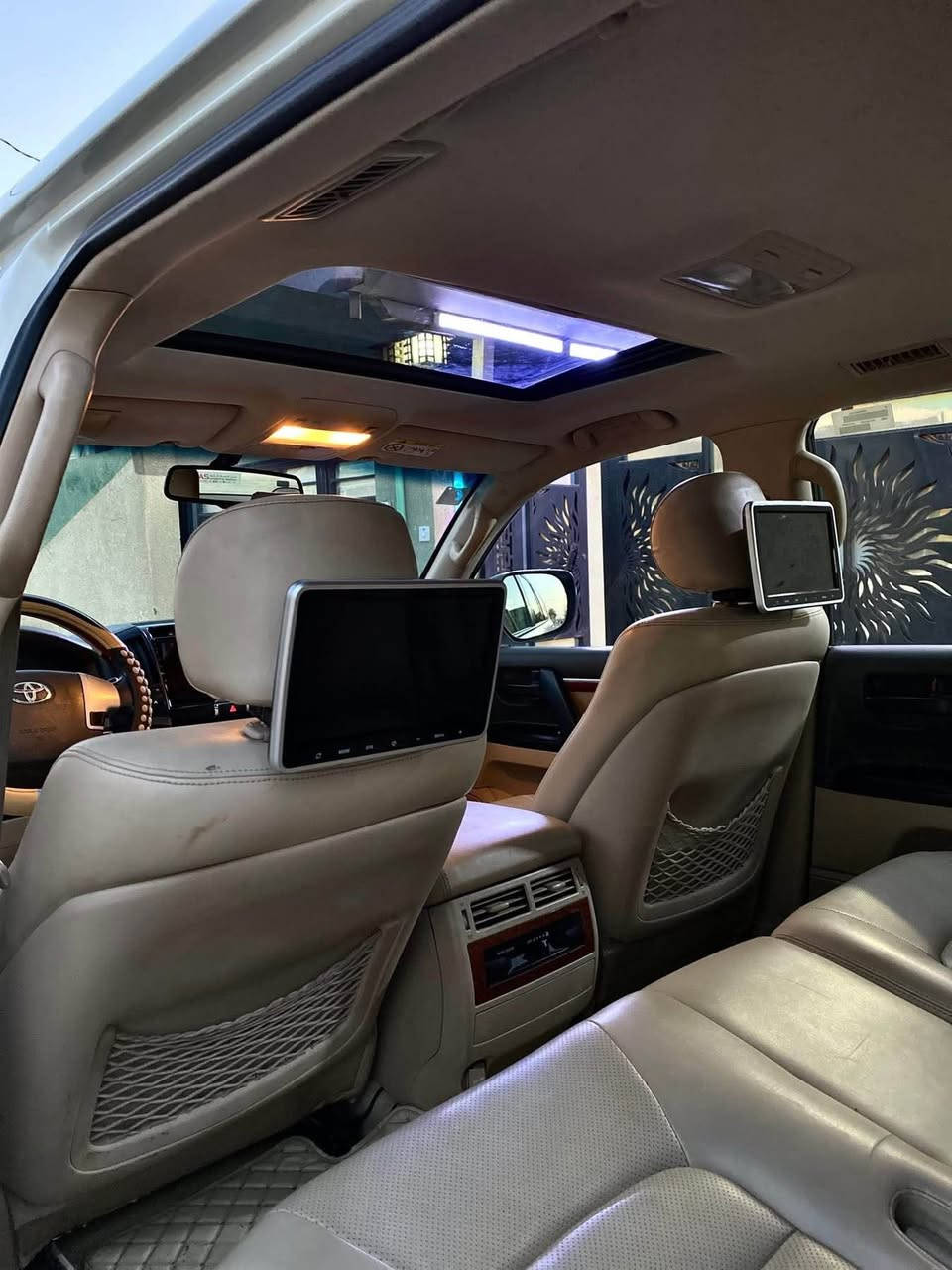 GX.R Land Cruiser
لاندكروز 2015 
محرك 6 سلندر - 4000Cc
رقم بصره خصوصي تحويل ثاني يوم 
ماشيه 230KM 

اربع كامرات 
فتحه كرسي سايق تحكم كهربائي 
شاشه كار بلي - اندرويد 
سستم سماعات jbl
السياره جديده تخم تاير جديد دنلوب حداديه 100‎%‎ 
تبريد وتدفئه 100‎%‎ 
ماناقصها اي شي ترايها من لبصره للسعوديه شرط 
ضررها
 قطعتين فقط فتح  ولباقي كلها مكفوله من لطول للطول 
السعر 385 وبيها مجال ترهم مراوس بسورنتو 2024-2025
رقم الهاتف -واتساب ***********
*********** البصرة, العراق
