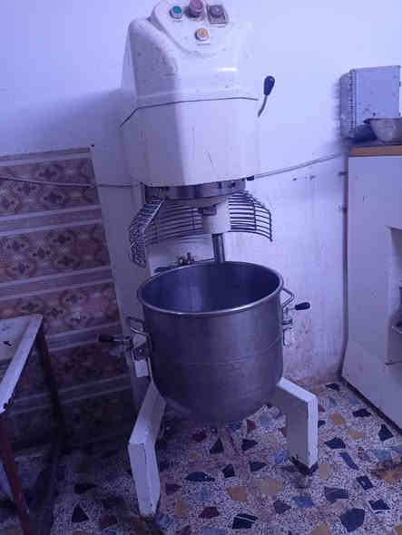 سلام عليكم عدي هذا الخلاط للبيع 80 لتر 
***********
