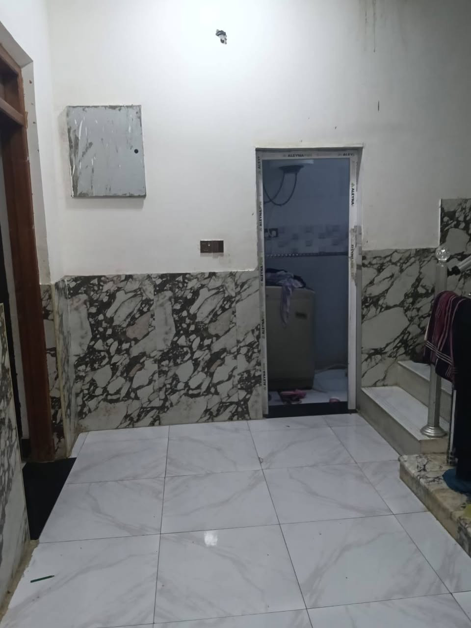 بيت ركن  للبيع مساحه ١٠٠ يحتوي على غرفه صاله استقبال مطبخ حمام داخلي وخارجي الطابق الثاني ثلاث غرف وصاله وصحيات الطابق الثالث غرفه العنوان حي اريدو قرب السوق مطلوب اسكان ٧٠ بدون اسكان ١١٥
 لتواصل ***********
