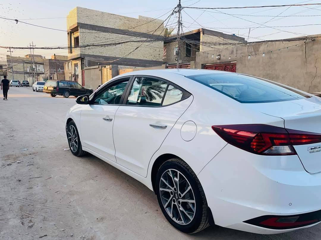 السلام عليكم} 
 هونداي  النترا 2019  شكل 2020   فول 1/1 وارد خليجي 
مواصفاتها  بصمه  فتحه   بصمت ابواب  بصمه   جنطة .
*سياره ماشيه 80/الف حقيقي
* رادرات 
* رقم النكليزي جديد  هزه جديده  
* فول تحكم ستيرن 
* لايت لد زنون اصلي 
* محرك 2000 دوش عالي + كير  AT  لمرغوب 
* شاشه 
* كشن جلد  لونين داخل مشمشي 
* دواخل السياره نظيفه 100‎%‎ 
* كامره خلفيه  + حساسات
*كامره   /اماميه 
* تبريد ثلج / تدفئة
* تخم تاير جديد كوري 
* حداديه بلاديه ونظيفه 100%
*مري شفط  + تبريد قطعتين 
* وبعد بيهة مواصفات  ما مذكورة 
* رقم بغداد/انكليزي ( سيارة  بسمي  ) 
* 《》   كفالة عامه «» 

(( مكاني بغداد ))  

(( السعر 125 ))بيع مستعجل جدا 

 رقم. ***********
