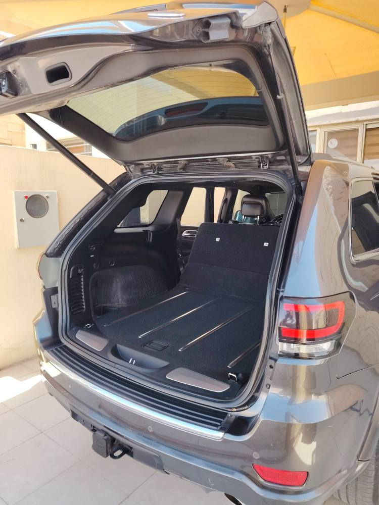 Jeep Grand Cherokee overland 2017
جيب گراند شيروكي اوڤرلاند 2017 
فول مواصفات وارد امريكي:

سقف بانوراما. 
جكات للتحكم بارتفاع السيارة. 
نظام اطفاء ذاتي عند التوقف. 
نظام توقف ذاتي عند الرجوع للخلف. 
شفتات استيرن. 
فور ويل  5 وضعيات قيادة. 
مري جانبية شفط
لايت زنون 
تشغيل عن بعد 
صندوك كهربائي
كشنات امامية كهرباء و خزن و تدفئة و تبريد والخلف فقط تدفئة. 
رقم سليمانية 
 جديدة ورقم جديد. 
السعر 220 
للإتصال
***********
*********** تكريت, صلاح الدين
