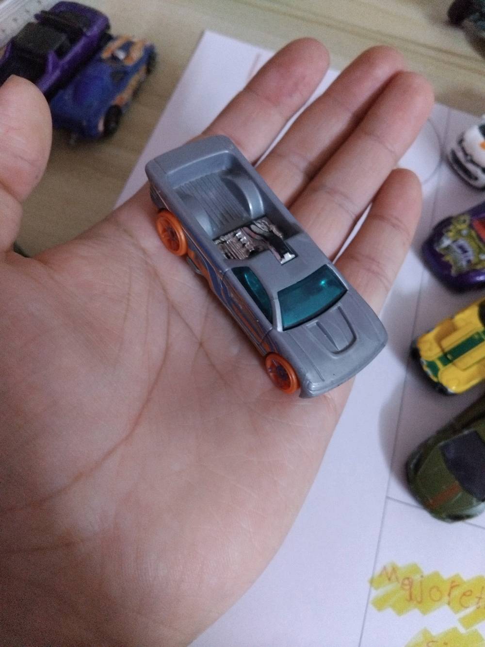 سيارات حديد هوت ويلز و ماجوريت اصليات سعر القطعه 1500 و سعرهن كلهن 18 الف وي التوصيل