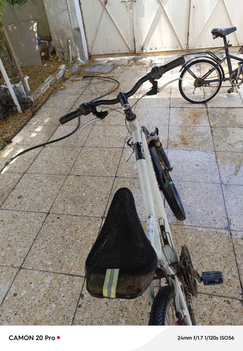 سلام عليكم بايسكل شوفر ليت حجم ٢٦شغال بس تايرات مشكوكات و بريك   والثاني بايسكل ابو طبكه عاوزه بس تاير لي يوره ثنينهن ب 60وبيها مجال


**إذا كنت صاحب هذا الإعلان وتريد حذفه لأي سبب، رجاءا أرسل رسالة إلى الدعم الفني**