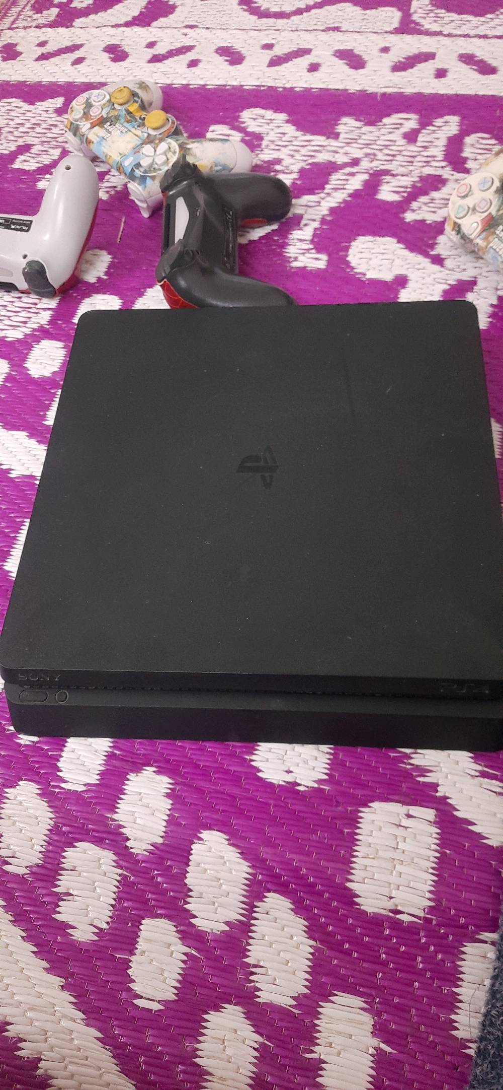 سلام عليكم شباب   ps4 سلم مهكر نظيف جدا وغير مفتوح او داخل صيانه لوك  نظام 12.00 وتكدر شغل اونلاين معه قرص تهكير معه 8لعبات وقرص GTa5 معه 4 يدات بلي معه Ups جديد استخدام جدا قليل سعره330 الف