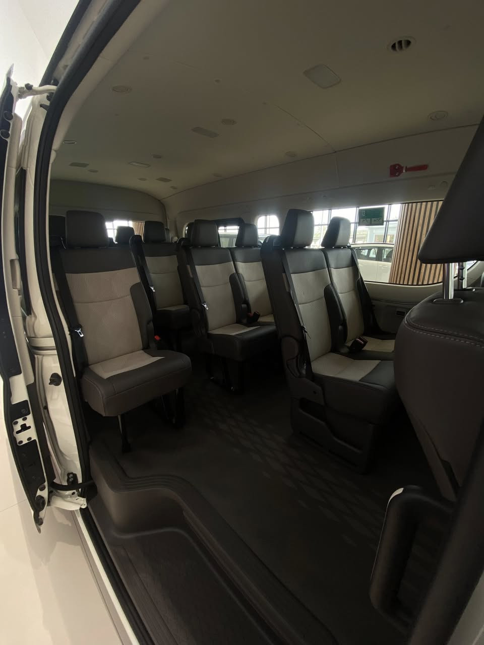 تويوتا هايس ٢٥ زيرو مماشية للبيع
كير اوتماتيك٦ سرعات
٣.٥ ستة سلندر
باب كهرباء 
مقاعد قماش جلد
مقود كهربائي

مكان السيارة
واسط - الكوت فلكة العماره
للاستفسار عن السيارة الاتصال على الرقم التالي 
***********
