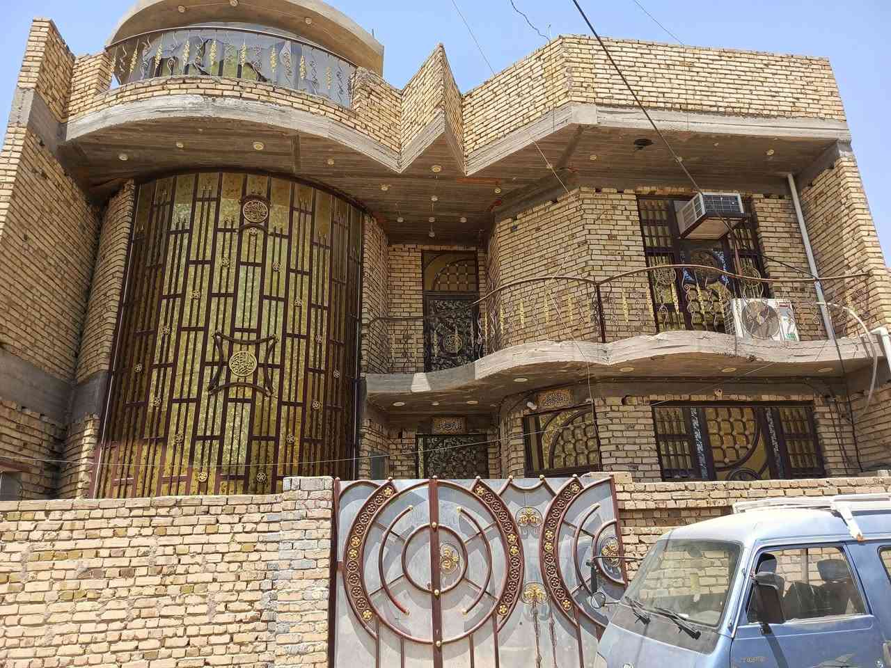 بيت طابقين للبيع
مساحة البناء 170متر ثلاث غرف نوم واستقبال وصالة ومطبخ و 2 حمام 
+ قطعة 150متر مع مطبخ خارجي وصحيات 
المكان شارع النفط المنطقة مشمولة بالخدمات ومجاريها كاملة 
للتواصل ***********
