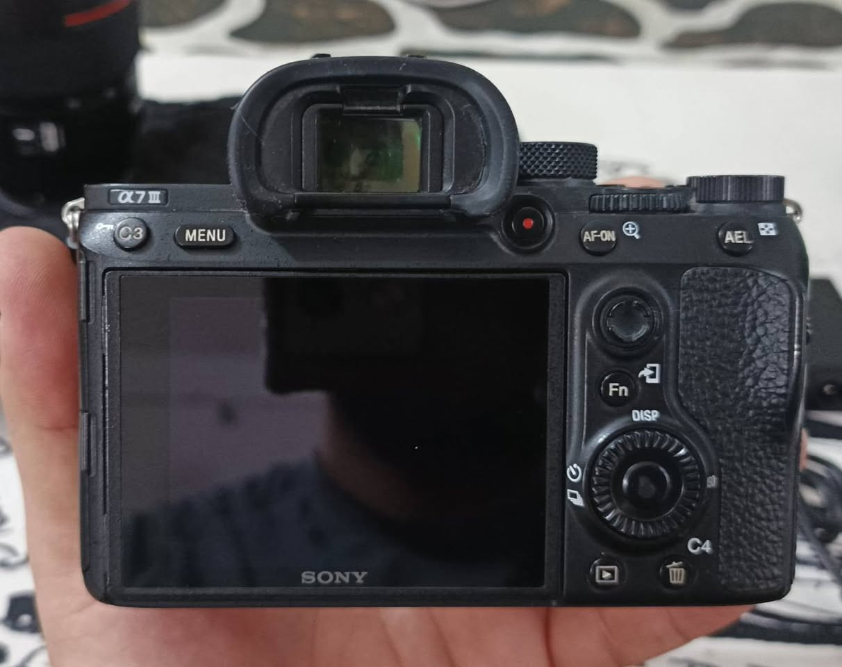 كاميرا سوني سفن مارك ثري مستخدمه استخدان نضيف
شتر 34K
محتوياتها كاملة 
كاروتنه + بطاريات عدد 3 + حزام كتف + كيبلاتها مالت الشركة الاصلية 
شرط النضافة و مكفولة من اي شي بيها 

سعر 8 ورقات 
مكان النجف 
توصيل موجود ما عدا الاقليم 
للتواصل 
***********
