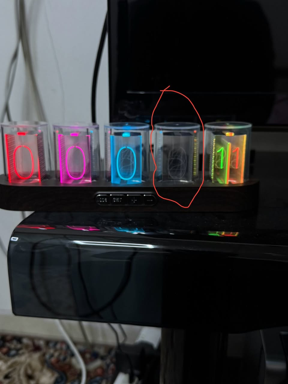 ألوان RGB تتغير ومنظره يجنن ع الميز. الوقت يتعدل طبيعي والألوان شغالة تمام، بس للأمانة واحد من التيوبات الخمسة ما يشتغل (أني مأشر عليه بالصورة) والباقي الأربعة كلهم شغالين بإنارة قوية. أني ما أعرف بيهم وما أدري شنو الخلل وما أعرف إذا جان مستعمل قبل لو لا، فبايعه على وضعه للي يعرفله أو يريده كديكور راقي للميز. 

 اول تم السعر ١٥ ألف


**إذا كنت صاحب هذا الإعلان وتريد حذفه لأي سبب، رجاءا أرسل رسالة إلى الدعم الفني**