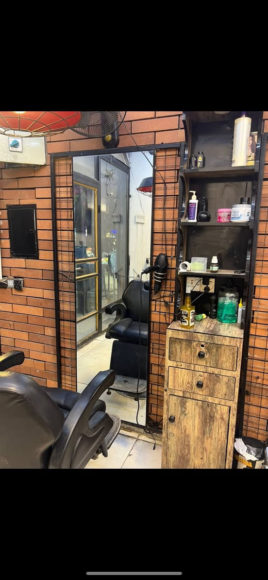 جام خانة عرض 370 سم و ارتفاع 270 حديد ثقيل السعر 250/ سبلت 1طن السعر 200/ ميز صغير السعر 50 / ميز كبير 75 / عرباين حلاقة عدد 2 السعر 40 / انتيكة داينمو تفتر شغالة السعر 100 الف + باسكل انتيكة سعر 50
*********** للتواصل
