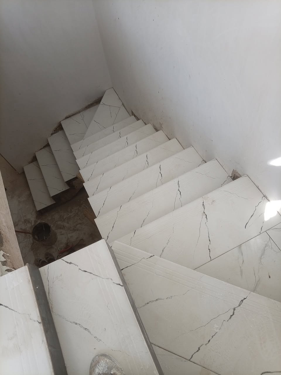 خلفه سيراميك ومرمر بورسلين جداري وارضيات ودرج متفرغ رقم الهاتف التوصل وتساب ***********
