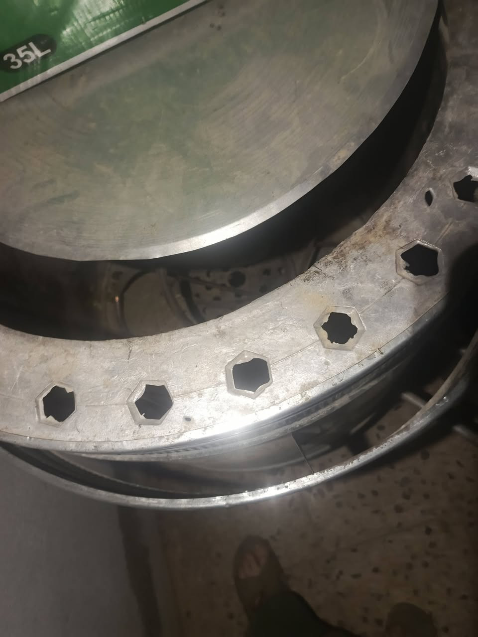 تنور غاز شغال بدون منظم وصونده والله خبزي وحدي بسسس خبزتو بينو اخذتونو ب٩٠ ابيعو ب٥٠ ...ومغلف بصوف زجاجي يعني خارجو ابد مايحمى ...عنواني موصل حي التحرير للتواصل ***********
