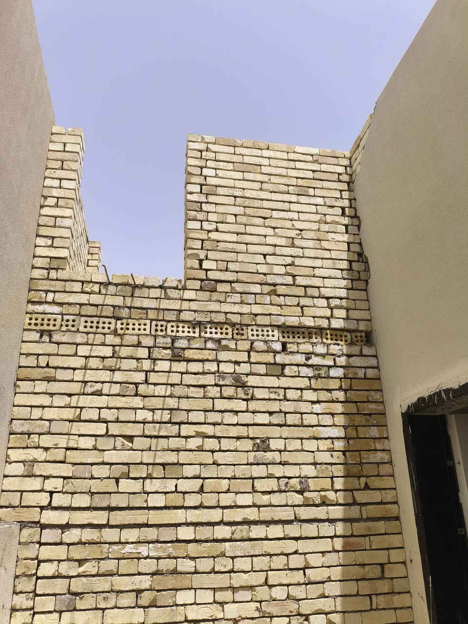 السلام عليكم خلفه بناء طابوك بلوك فرمستون متفرغ حالين شغل درجة وله مكان كربلاء الاتصال ***********

