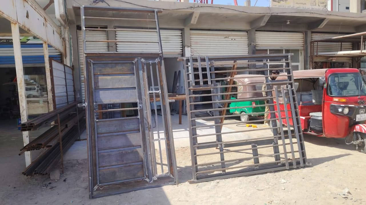 السلام عليكم) نعمل كافه انواع الحداده ابواب شبابيك محجرات سقائف
العنوان رفاعي فرع ابو الماش  وبسعار مناسبه جدا
***********تصال او واتساب
