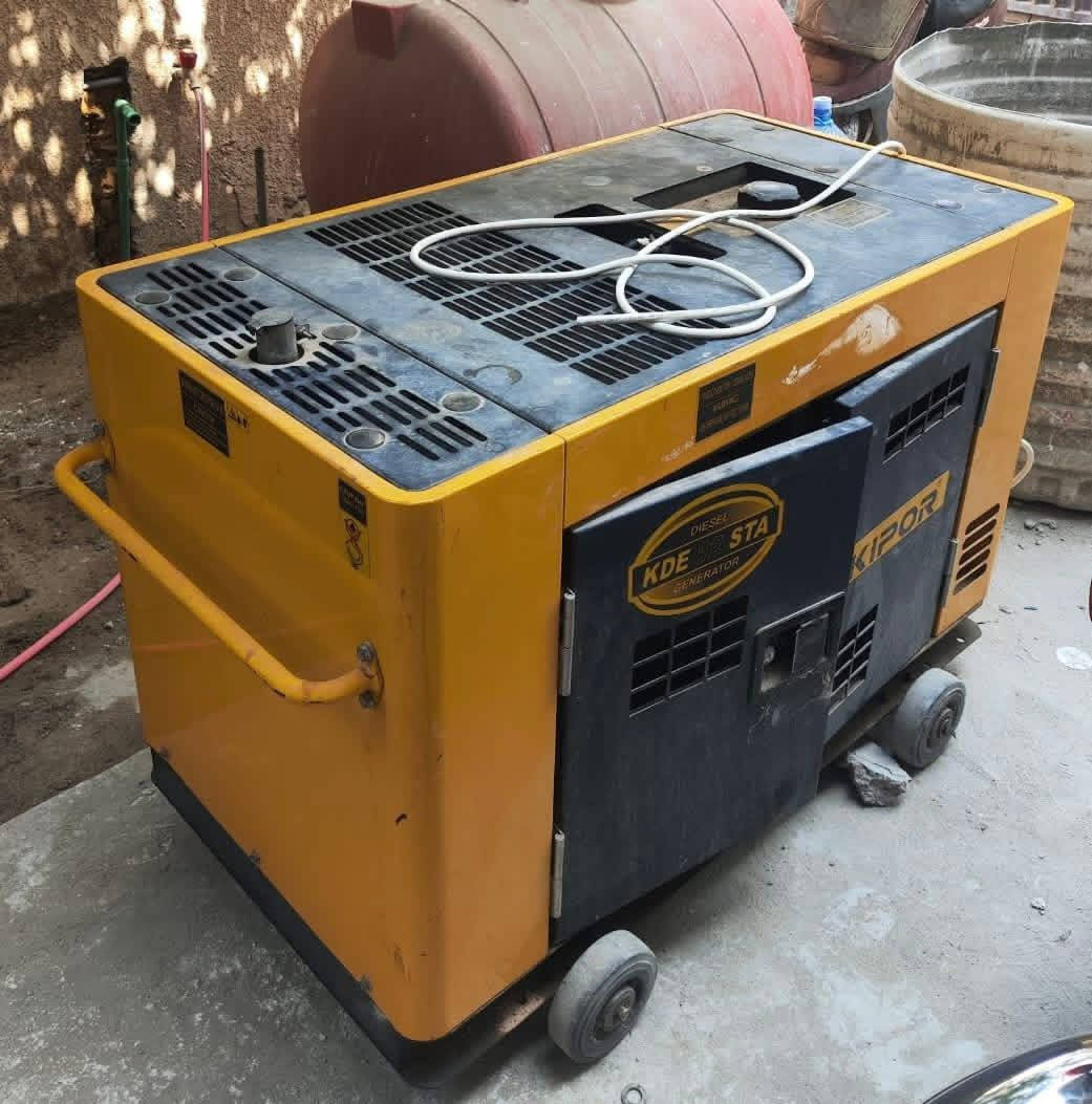 سلام عليكم مولدة للبيع نوع  الماركة Kipor Power  طراز كاتم للصوت مزودة بعجلات لسهولة النقل تعمل بوقود الديزل بستمين تتميز بتشغيل سلف و بصمة ( تشغيل تلقائي ) يوجد فيها لوحة تحكم رقمي لمراقبة الأداء عدد الأمبيرات حوالي ( 40/36) المولدة نضيفة جدا 
السعر 16 ورقة وبيها مجال بسيط الموقع كربلاء 
رقم الهاتف : ***********
