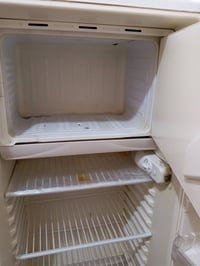 ثلاجه للبيع شغاله وتجمد السعر 75الف طويريج 07760001586