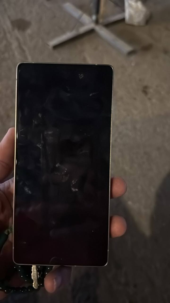 موبايل الترا 25 جديد شاشة بلادية ذاكرة 512 سعر الموبايل 900 وبي مجال بسيط ***********/***********
