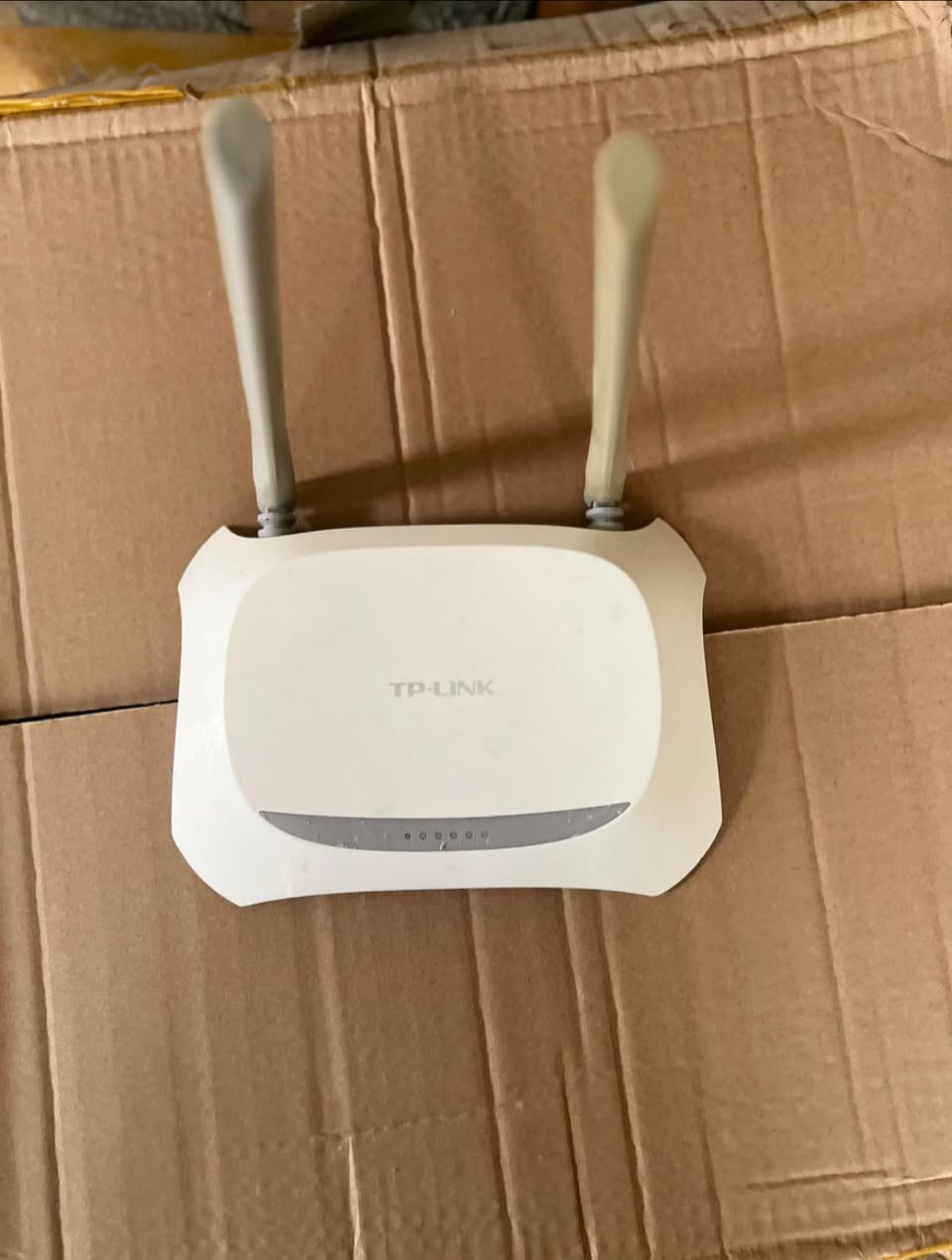 راوتر TP-Link أصلي (ثنائي الأريل)
باب أول، يحتوي على ختم الشركة الأصلي
نظافة ممتازة وحالة شبه جديدة
مضمون العمل 100%
يأتي مع المحوّلة الخاصة به
💰 السعر: فقط 7000 دينار للمفرد 
سعر مغرٍ جدًا لأصحاب الجملة
متوفر كميات 
ويتوفر توصيل لجميع المحافظات العراقية 
كما يتوفر جميع الاجهزة المتعلقة في عالم الانترنت الجديد والمستخدم


**إذا كنت صاحب هذا الإعلان وتريد حذفه لأي سبب، رجاءا أرسل رسالة إلى الدعم الفني**