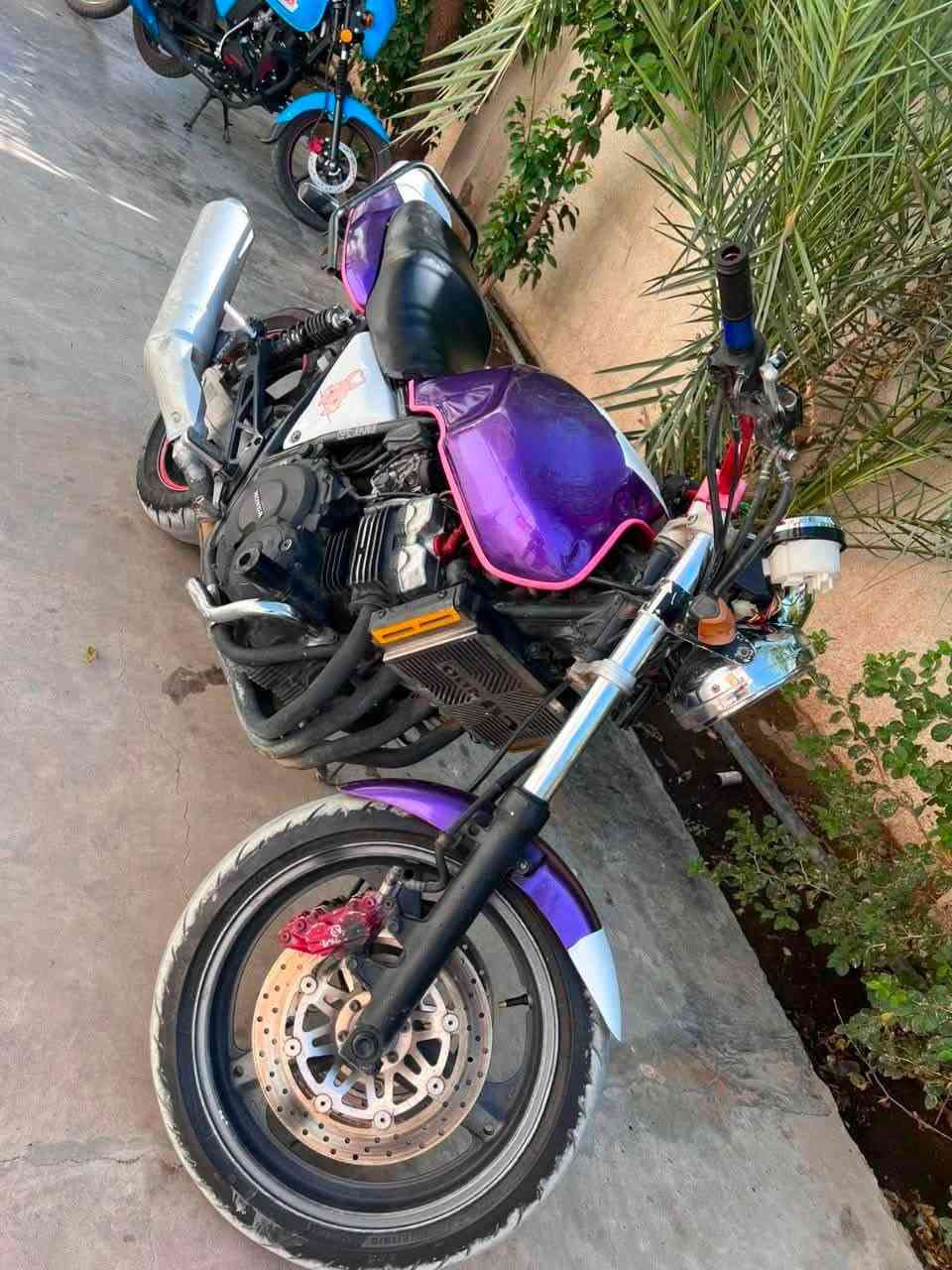 سيبي فور بطح c400 
موديل 2000
كمرك مدفوع اوراق اصولية ثاني يوم ترقم كلشي اصولي 
كهربائيات كلهة شغالة نگرة سلف الدراجة حيل حلوة 
تجي تفحص بيدك 

مكان الدراجة بغداد 

رقم الهاتف /***********\

اتصال واتساب

السعر 1700وبيهة مجال
