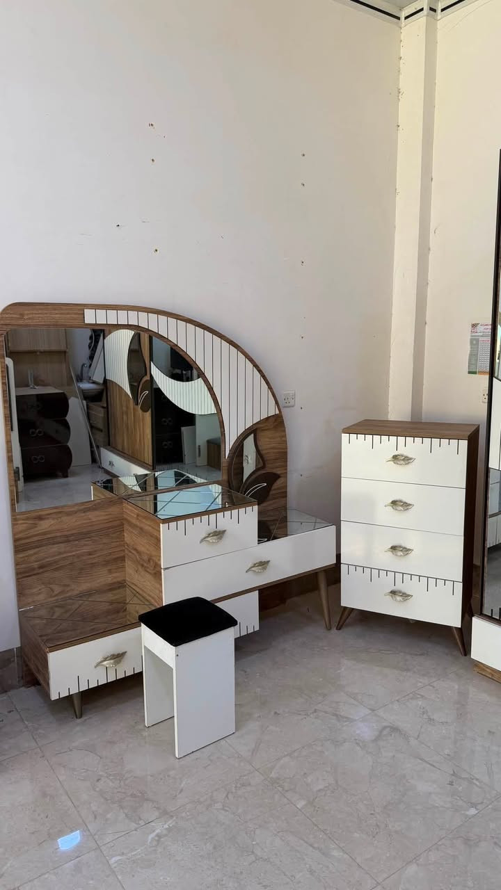غرفه نوم ماركه 8قطع لون جوزي مطخم ابيض نظافه اخو الجديد السعر 675 الف مع شد ونقل *********** // ***********
