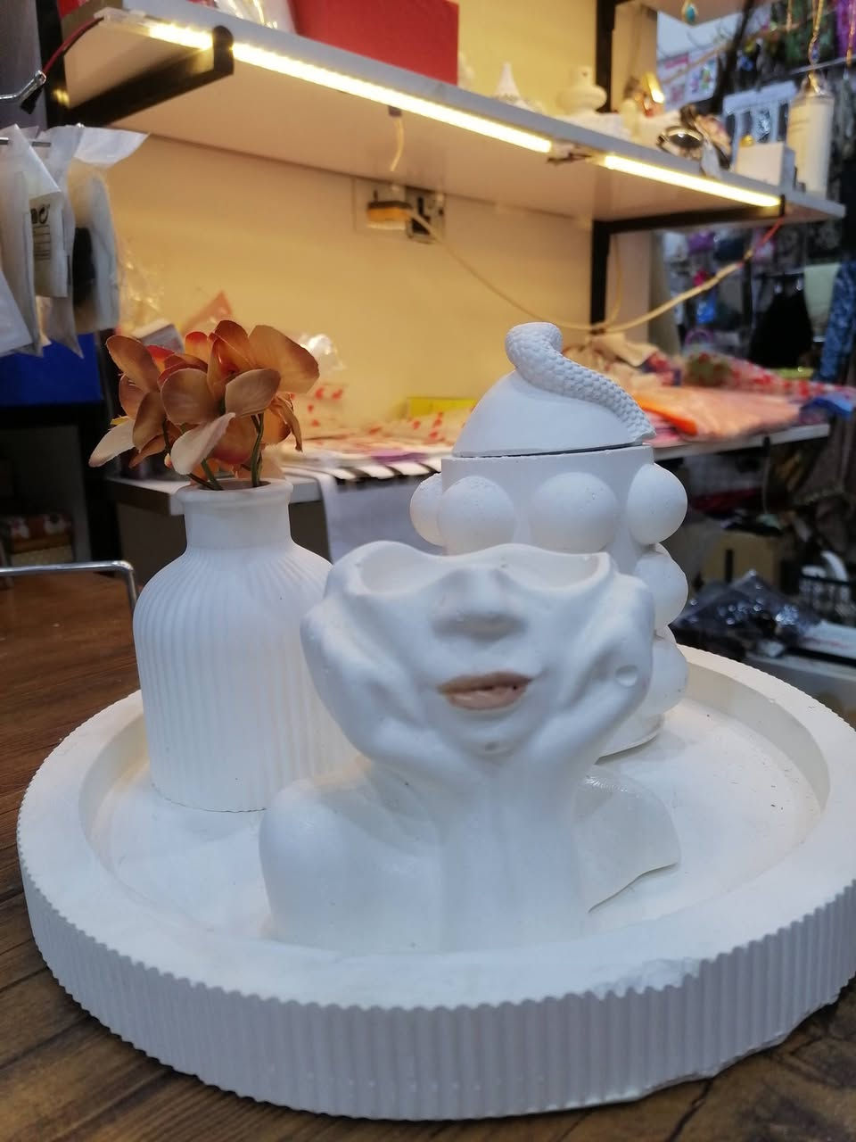 تجهيز طلبيه
ديكور للغرف او الصاله او كهديه جننن

زبونه طالبته هديه

يتكون الديكور 
1-صينيه
2-فازه
3-تحفيه شكل بنيه
4- حامله بخور او فرشه مكياج
كله هذه الجمال ب6000 فقط

لدى مجمع الشام


**إذا كنت صاحب هذا الإعلان وتريد حذفه لأي سبب، رجاءا أرسل رسالة إلى الدعم الفني**