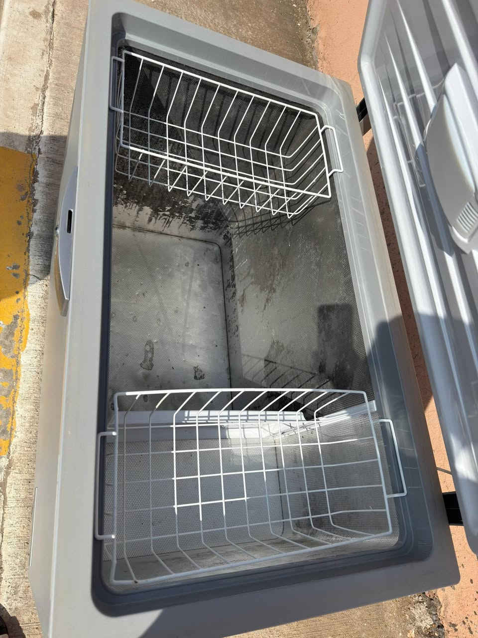 مجمدة عاطلة للبيع حجم كبير وجديدة أبيع عاطلة *********** بي واتساب
