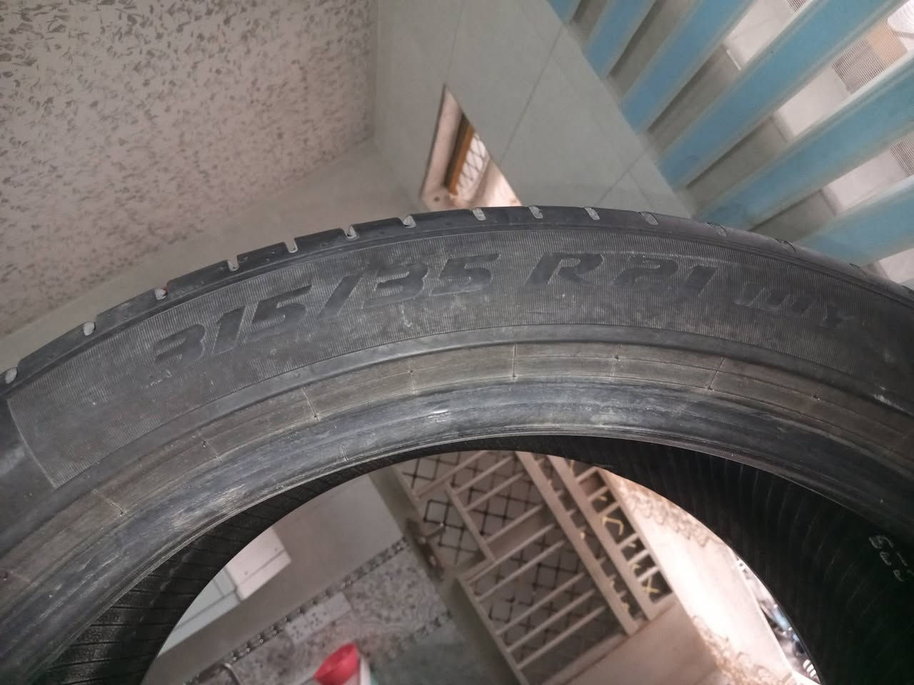 السلام عليكم اللبيع زوج تايرات حجم 21 35 315 السعر 35 الف مكاني بغداد الجديده الاتصال ***********
