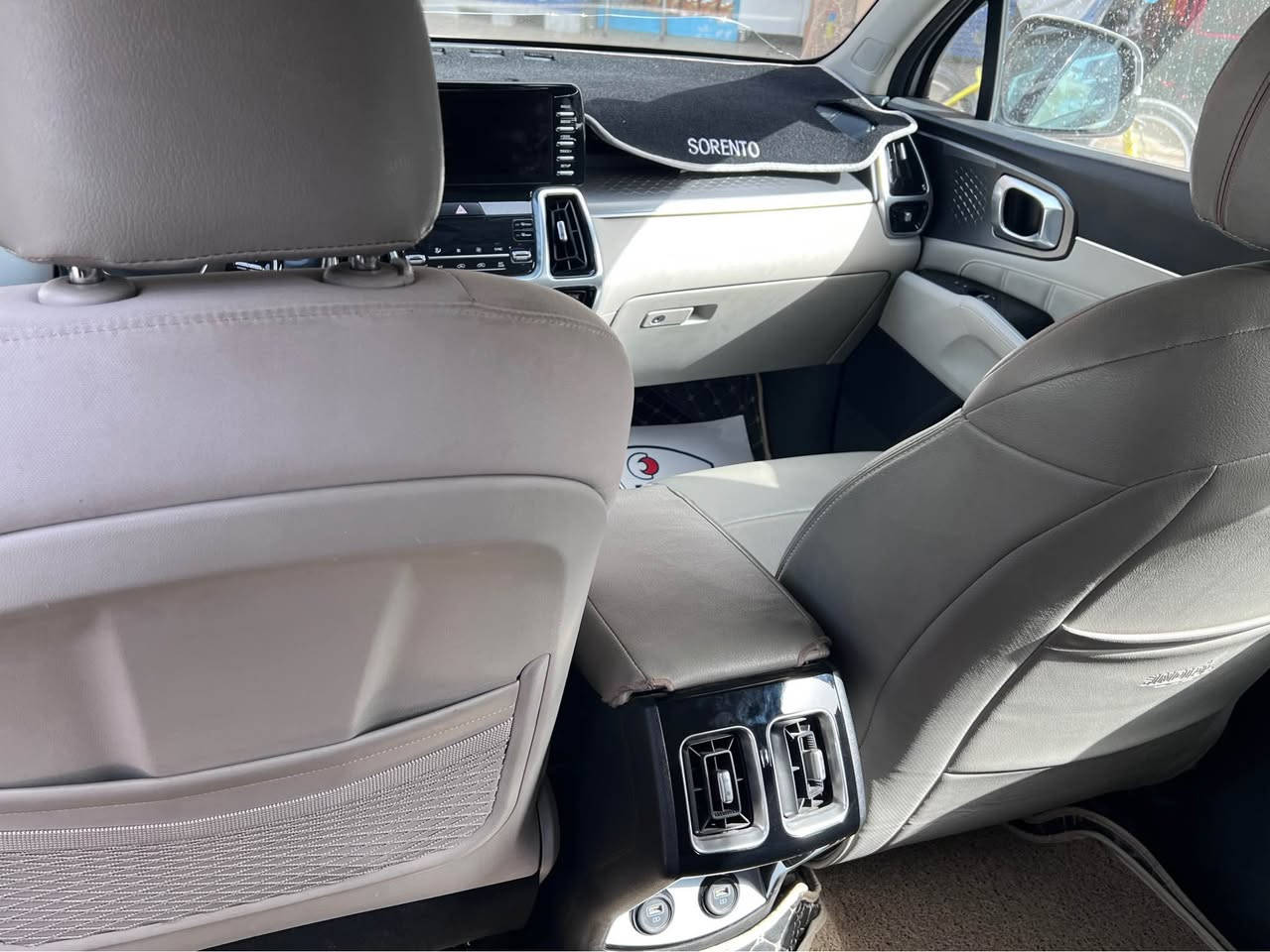 ⸻

🚗 سورينتو للبيع – موديل 2021 خليجي

السيارة ماشيه 75 ألف كيلو
لسه بالضمان مالتها
وارد خليجي أصلي

المواصفات:
 • فول مواصفات ما عدا البانوراما
 • 7 ركاب
 • محرك 6 سلندر
 • قير أوتوماتيك
 • شاشة + نظام ترفيهي
 • تحكم بالمقود
 • تكييف ممتاز
 • أنظمة أمان

الحالة:
 • السيارة مكفولة
 • بدون صبغ نهائياً
 • باسمنة
 • استعمال شخصي ونظيف
 • جاهزة للفحص بأي مكان

💰 السعر المطلوب: 27,500 (قابل للتفاوض البسيط)
📍 المكان: بغداد – حي الجامعة
📞 رقم الهاتف: *********** بغداد, العراق
