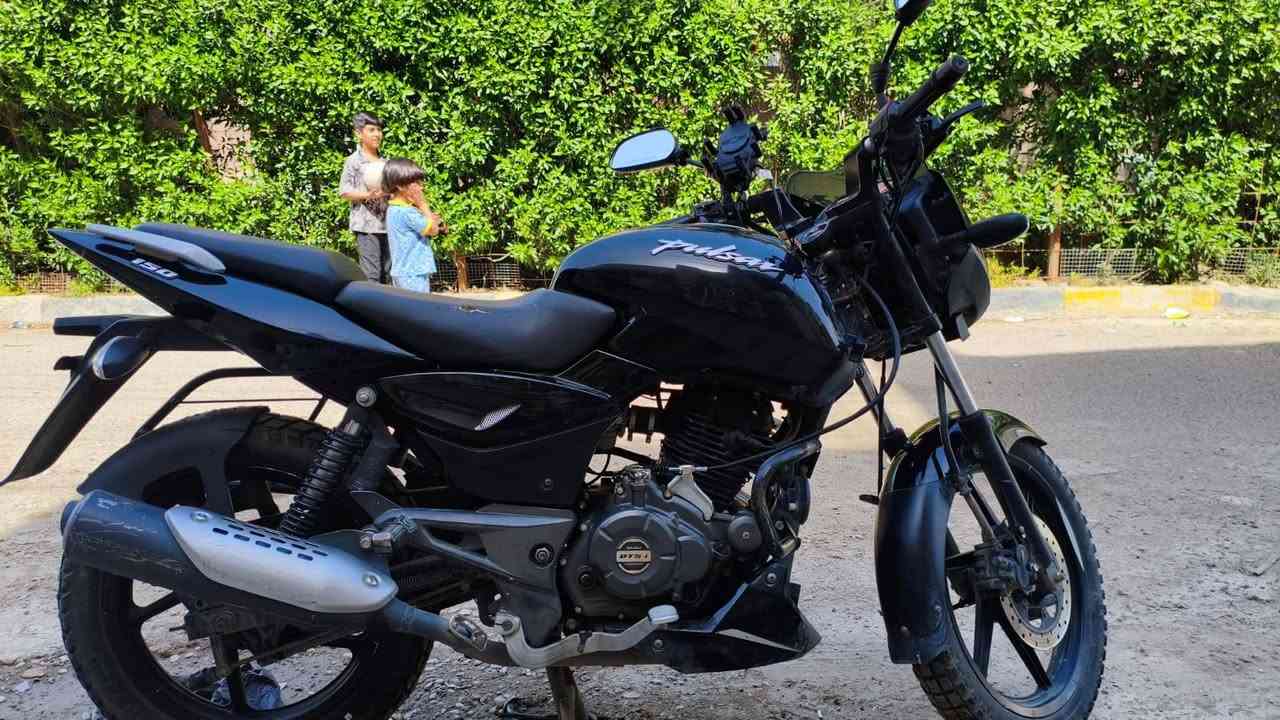 🔥 للبيع دراجة Bajaj Pulsar 150cc موديل 2022 🔥
📌 النوع: Bajaj Pulsar
📌 موديل 21
📌 سعة المحرك: 150cc
📌 اللون: أسود
📌 الأوراق: أصلية كامله من كمرك وشركهBajaj
💰 السعر المطلوب: 1,500,000 دينار
💰 السعر قابل للتفاوض للجادين فقط
📍 الموقع: بغداد التاجي او ابو غريب 
📞 التواصل: اتصل *********** واتساب ***********
⚡ ملاحظة: الدراجة نظيفة ومجربة، البيع لظروف خاصة.
