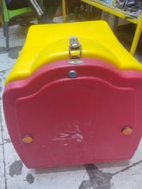 بوكس دلفري للبيع مستعمل نضيف سعره 50 وبي مجال  رقم 07830066230