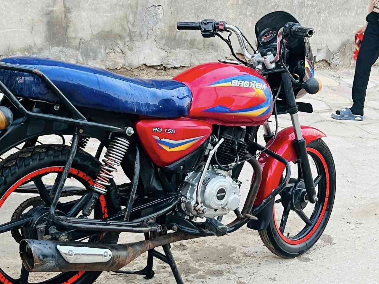 بوكسر موديل 20 أوراق مكينه بجيسه
دراجة نضيفه بمعنى الكلمة كهربائيات كله شغاله
سلف مو شغال بيه صوت بل مكينه مال زنجيل 
تشد الزنجيل تصير خرسه  صوت خفيف 
شلعه و معدل تشك الكاع نشافه كدامك 
مكفوله كفاله عامه
سعره790 مكاني بابل أبي غرق ***********
