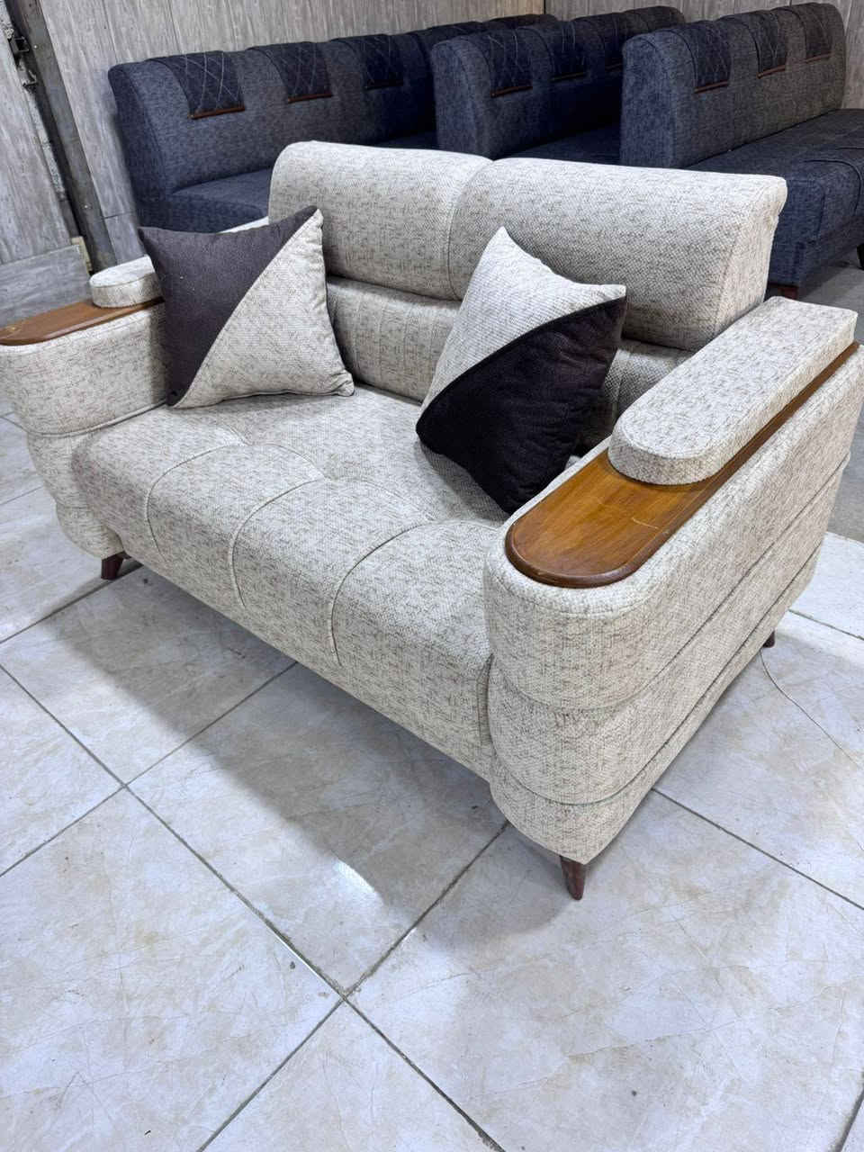 م ديوان كورنر حرف ال مع قنفه مفصوله ثنائيه
ابو الطبله اليوم جهز عندي شغل تفصال خشب بلوك اسود كله الثقيل خالي من ال ان دي اف سفنج مميز أول مع طبقه دللوب طبي قماش كتان ناعم لون أوف وايت مشجر  طول ٧ متر ١٠ مقاعد استفسار *********** متوفر واتساب نشتغل حسب طلب أيضا
