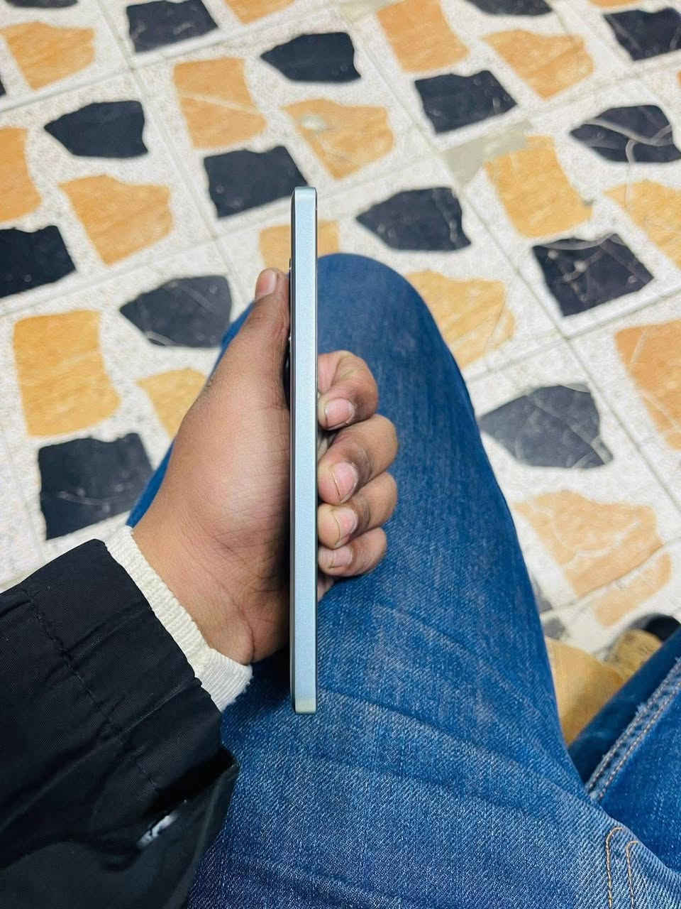 Poco F6
نضيف ولا شخطة بيه 
ذاكرة 512 والشعوائية 16
بوبجي يشغل 120 فريم بكل سلاسة
يجي وياه كرتونة وكفرين و شاحنة 90 واط  وهوة اصلا ميصرف شحن كلش ممتاز وشحن سريع
السعر 325 مكاني بغداد جميلة ***********
