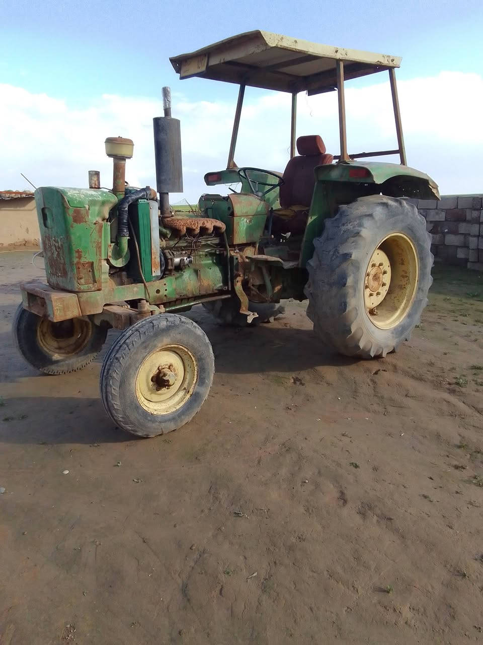 السَلٱمٌ عـَلـْيگم للبيع تركتر جوندير موديل 79 رقم نينوى محرك ستندر لٱ نفخ ولا صرف كير شرط اكسن شرط كلو شغال ***********  *********** العنوان موصل
