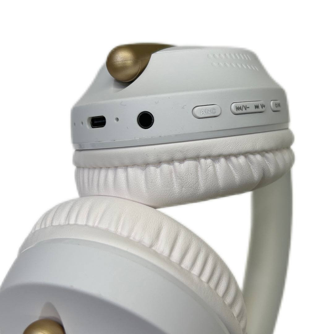 السعر 25شامل اجور التوصيل 
تصميم  مريح وأداء قوي
 تجربة صوت ثلاثية الأبعاد مع إمكانية الاتصال اللاسلكي الطويل وتشغيل مستمر أكثر من 20 ساعة

الاستماع للموسيقى بجودة عالية وصوت نقي.

المكالمات الهاتفية بوضوح مع ميكروفون مدمج.

مناسبة للسفر والعمل بفضل خاصية إلغاء الضوضاء (ANC).

دعم الاتصال اللاسلكي مع الهواتف، اللابتوبات، والأجهزة اللوحية.

 إمكانية الاستخدام عبر سلك AUX للأجهزة غير الداعمة للبلوتوث.

حجم الدرايفر: 40 مم

استجابة التردد: 20Hz – 20kHz

الحساسية: 96dB

أقصى ضغط صوتي (SPL): 111dB

حساسية الميكروفون (@1kHz): -42dB

زمن التشغيل: +20 ساعة متواصلة بالشحن الكامل

 خاصية Smart Power Save: تنطفئ تلقائيًا بعد 3 دقائق من عدم الاستخدام

دعم ملفات البلوتوث: HFP v1.6، HSP v1.2، A2DP v1.2، AVRCP v1.4

 تردد البلوتوث: 2.402GHz – 2.48GHz
 
مدى نقل لاسلكي ثابت بجودة عالية (GFSK, π/4 DQPSK, 8DPSK)

 دعم AUX 3.5mm لاستخدامها كسماعة سلكية

 شحن عبر كابل USB مرفق


**إذا كنت صاحب هذا الإعلان وتريد حذفه لأي سبب، رجاءا أرسل رسالة إلى الدعم الفني**