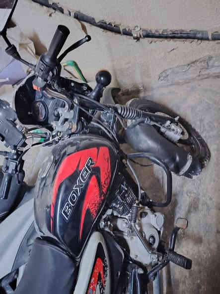 السلام عليكم
للبيع دراجه بوكسر

الدراجه رقم انگليزي مشروع وطني

مكفوله من ناحيت تحويل والمكينه

السعر 2500
تحويل ثاني يوم سنويه بأسمي

***********
