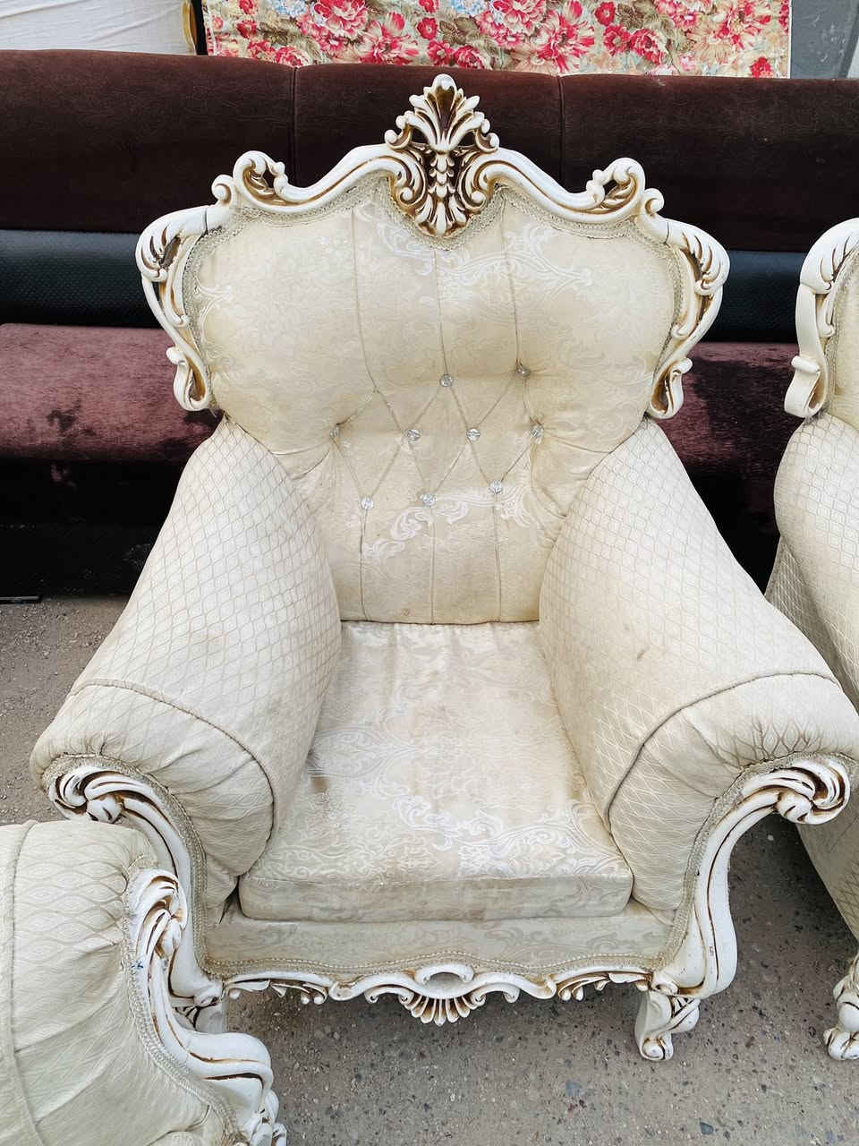 السلام عليكم 
تخم تركي عشر مقاعد لون ابيضّ منقش بي بس كرسي يحتاجله غسل كوشات متحركه مو ثابته ويا طبلات 
السعر 400 وبي مجال العنوان شارع فلسطين 
***********
