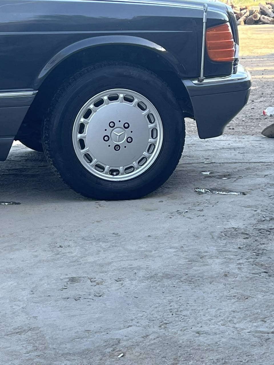 السلام عليكم
سياره جامبو موديل 1990رئاسي باب طويل 

اللون اسود كحلي المرغوب 

السياره على وضع الشركه كل شي بيها على وضع الشركه حتى السبير مالتها برغي ما مبدل بيها لا بغرفتها ولا باقي السياره 

برده خلفه مال شركه + بردات خلفيه 

كشنات جلد اسود كهرباء 

فتحه سقف كهرباء 

تحكم كهربائيات كلها شغاله 

اربع جام كهرباء

بورد تبريد بيانو 

دركه ايرباك 

كروز سرعه 

مكينه السياره 300 بلادي على وضع الشركه 

كير بلادي خير من الله 

ماشيه 200 السياره جديده 

تخم تاير جديد 

تبريد كامل شغال 

سياره بدون ضربه مصبوغه عام جمال بالامارات 

رقم بغداد انكليزي كامل +هزه كامل 

سنويه بسمي تحويل ثاني يوم 
السعر ١٠٠$ وبيها مجال
المكان بغداد المحموديه

رقم ***********
