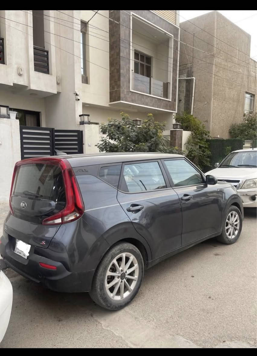 للبيع كيا سول
موديل 2020
رقم بغداد
بدون ايرباك
بدون ضربة باللغد والشاصي
ماشية 97 الف كيلو متر
محرك وكير وتبريد مكفولات
صورة الحادث مرفقة

المواصفات:
 • فئة S
 • محرك 4 سلندر 2.0 لتر ( دوش )
 • ناقل حركة أوتوماتيك CVT
 • نظام دفع أمامي
 • استهلاك وقود اقتصادي
 • شاشة لمس 10.25 إنش
 • دعم Apple CarPlay & Android Auto
 • تكييف أوتوماتيك
 • مقاعد قماش
 • تحكم من المقود
 • أنظمة أمان (ABS – Traction Control – Airbags)

السعر : 123 ورقة 
الموقع : بغداد / الكرادة
***********
