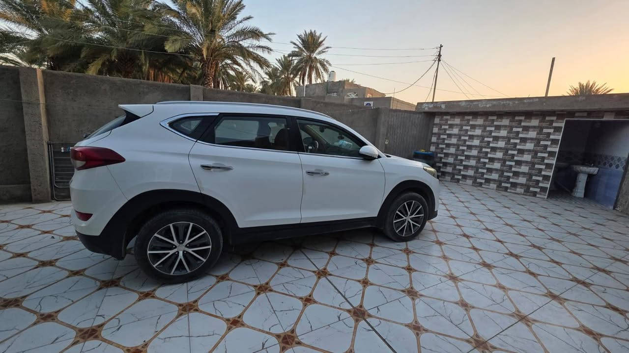 سلام عليكم
توكسان مديل 2016 السياره جديده او حلوه كفاله عامه ضربه او صبغ رقم انكليزي بسمي السعر 175 او بيه مجال التصال
***********
***********
