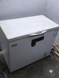 ثلاجه نضيفه للبيع وكيزر اثنيهن 200 قفل رقمي 07744643233