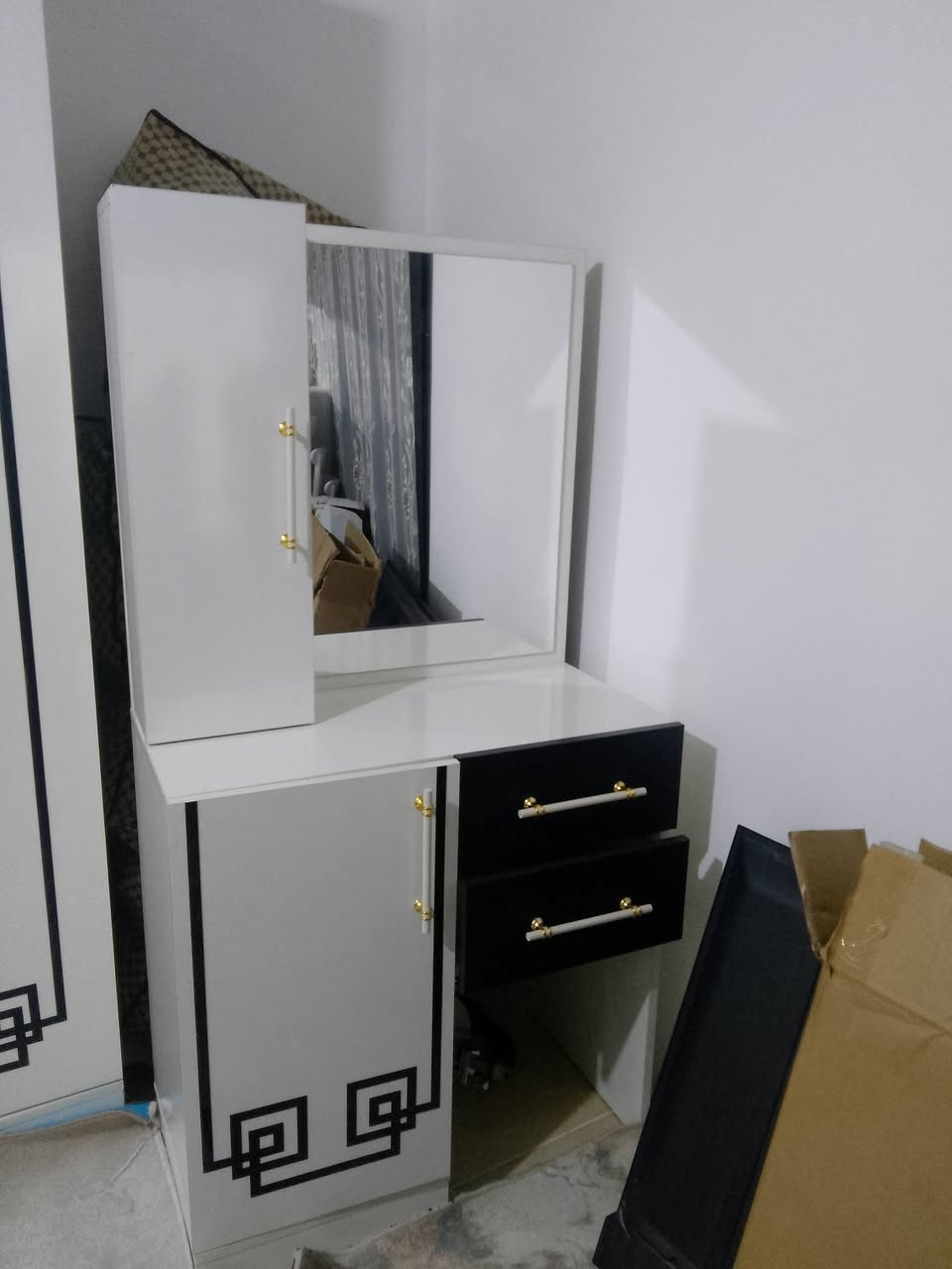 غرفة نوم ٥قطع نظافة فول قليل مستعملة كم يوم مع دوشك عالي
سعرها 400بيها مجال قليل شراي اتصل 
***********
