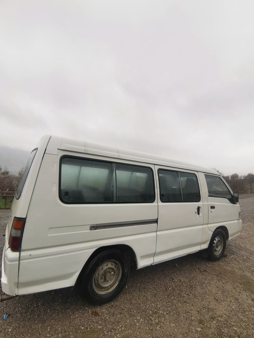 پاس مستەر بۆشی 2008
گێڕ و مەکینە و ئەکسل بەشەرت
تەبریدی سەیارە بەشەرت بێ کێشە
شاشە ئایپاد و دەرگا کارەباییە 
کامیرە و لیدی زۆر جوانی بۆ بەستراوە
کووشن و گاعی و تایەی نوێیە
حیزام نیە بە حیزام بۆیاغ دەفرۆشم
ئەگەر مووشتەری نامە بنێرە یان پەیوەندی بکە
***********
***********
